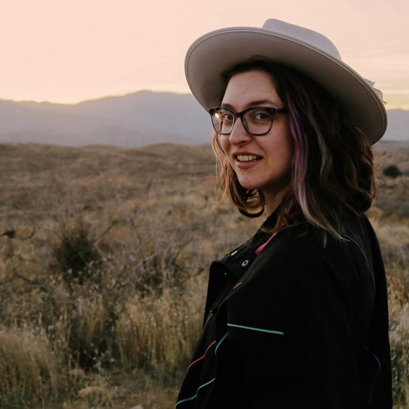 Meet Your Posher, Leah - Picture 1 of 1